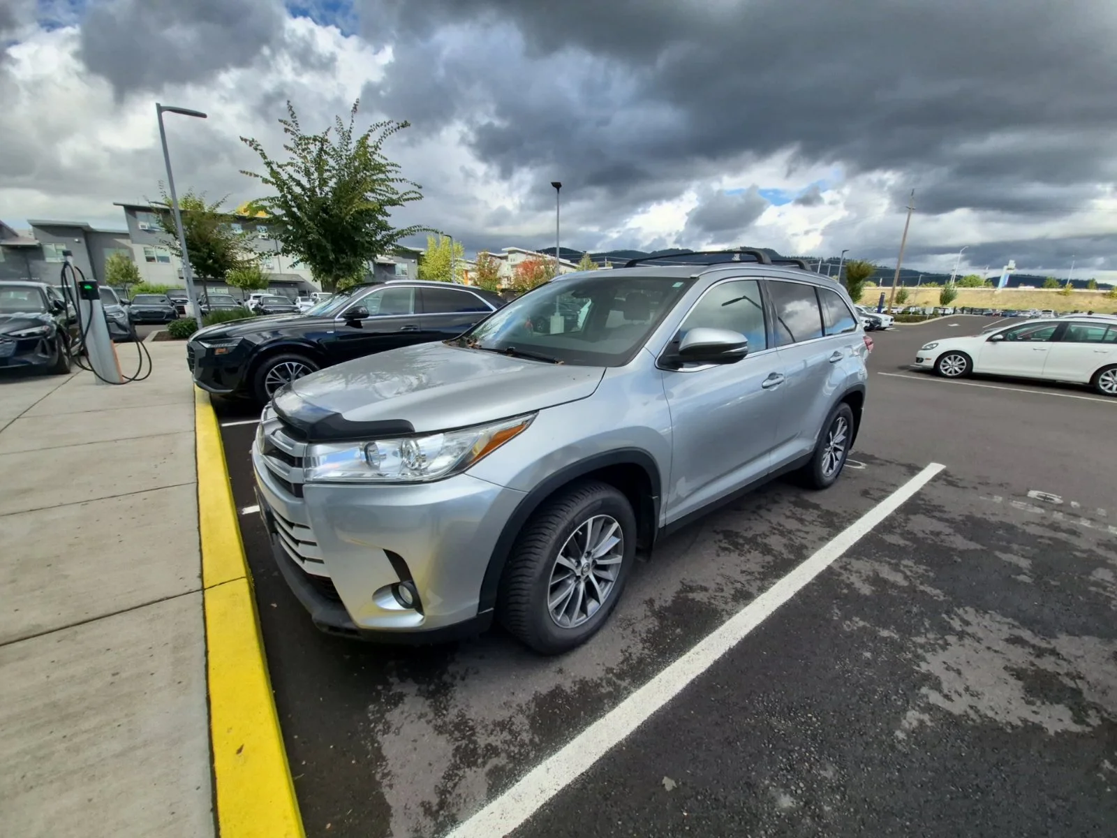 Used 2019 Silver Toyota XLE image 4
