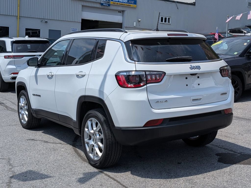 Used 2022 White Jeep Latitude Lux image 9