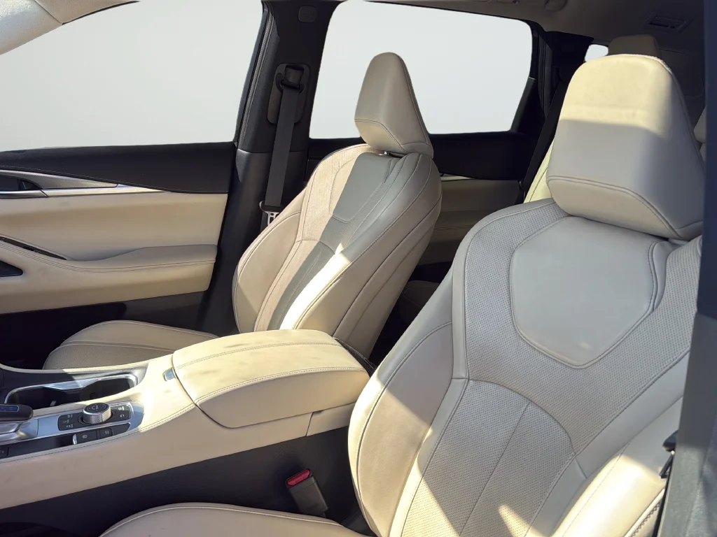 Used 2022 White INFINITI LUXE image 10