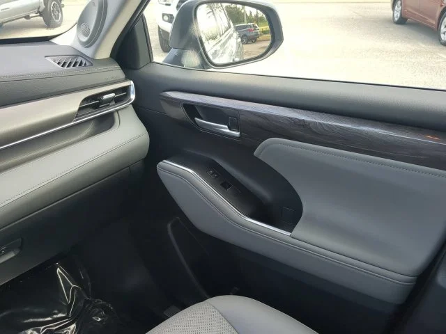 Used 2024  Toyota Limited image 20