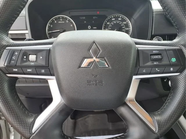Used 2024  Mitsubishi SE image 12