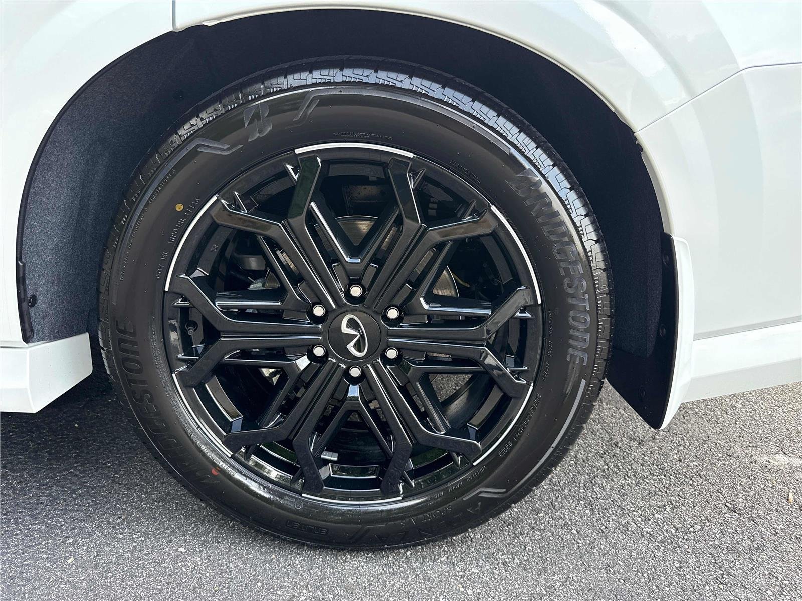 New 2027 RADIANT WHITE INFINITI Sport 4WD image 33