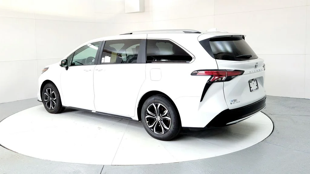 New 2026 Wind Chill Pearl Toyota Platinum image 4