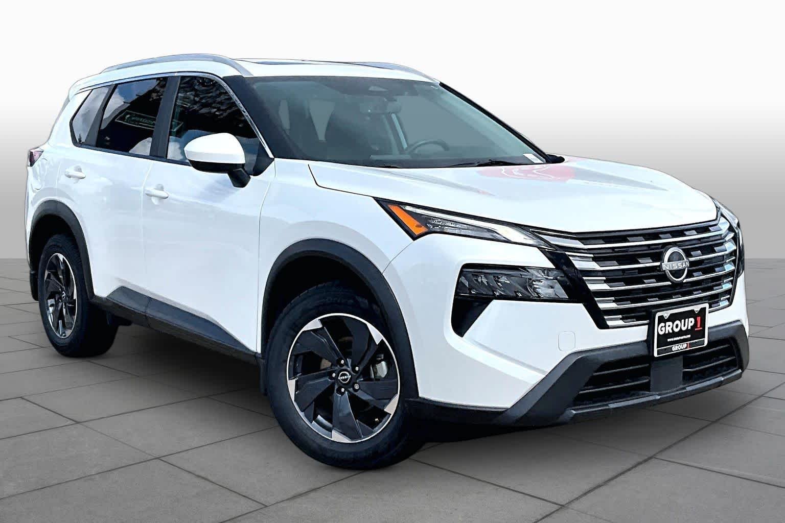 Certified Used 2024 Everest White Pearl Nissan SV image 3