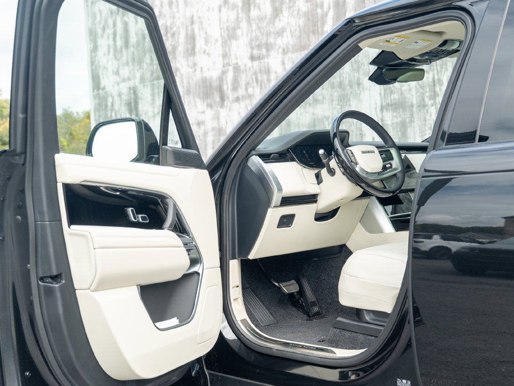 New 2026 Santorini Black Land Rover SE image 10