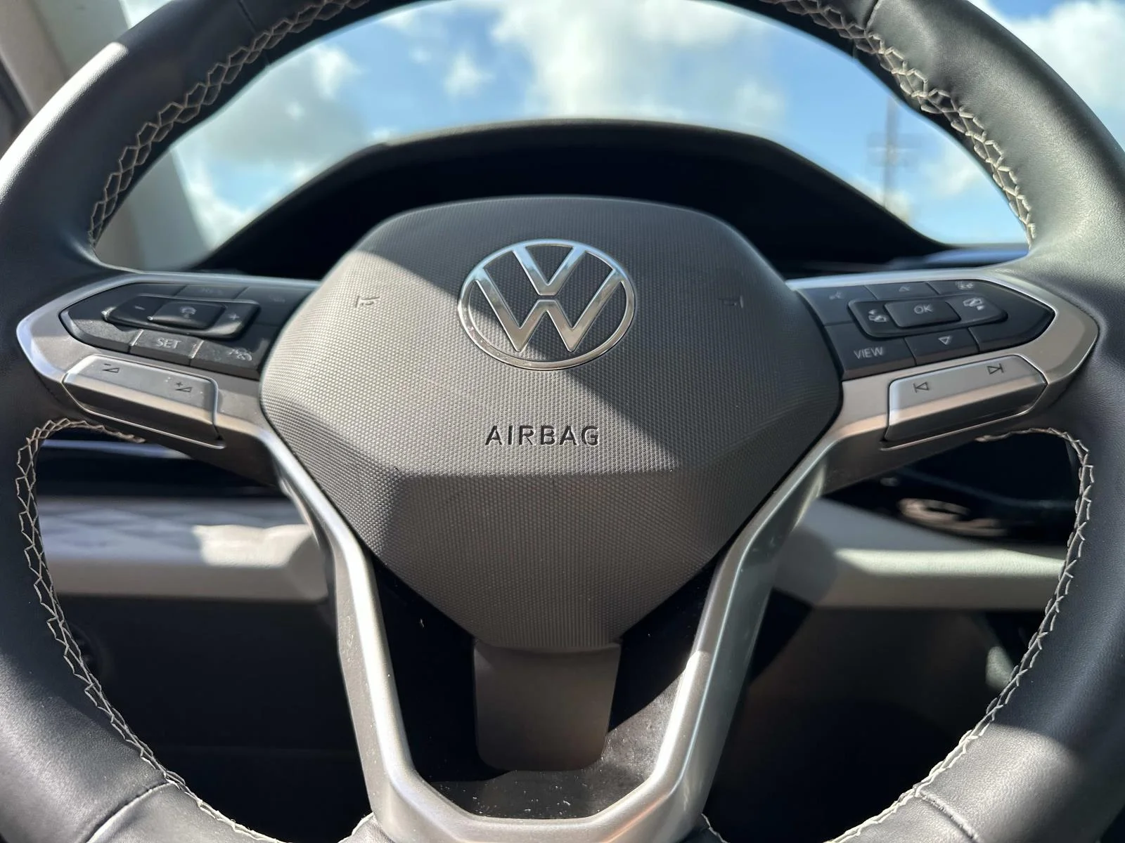 Used 2024 Pure White Volkswagen S FWD image 17