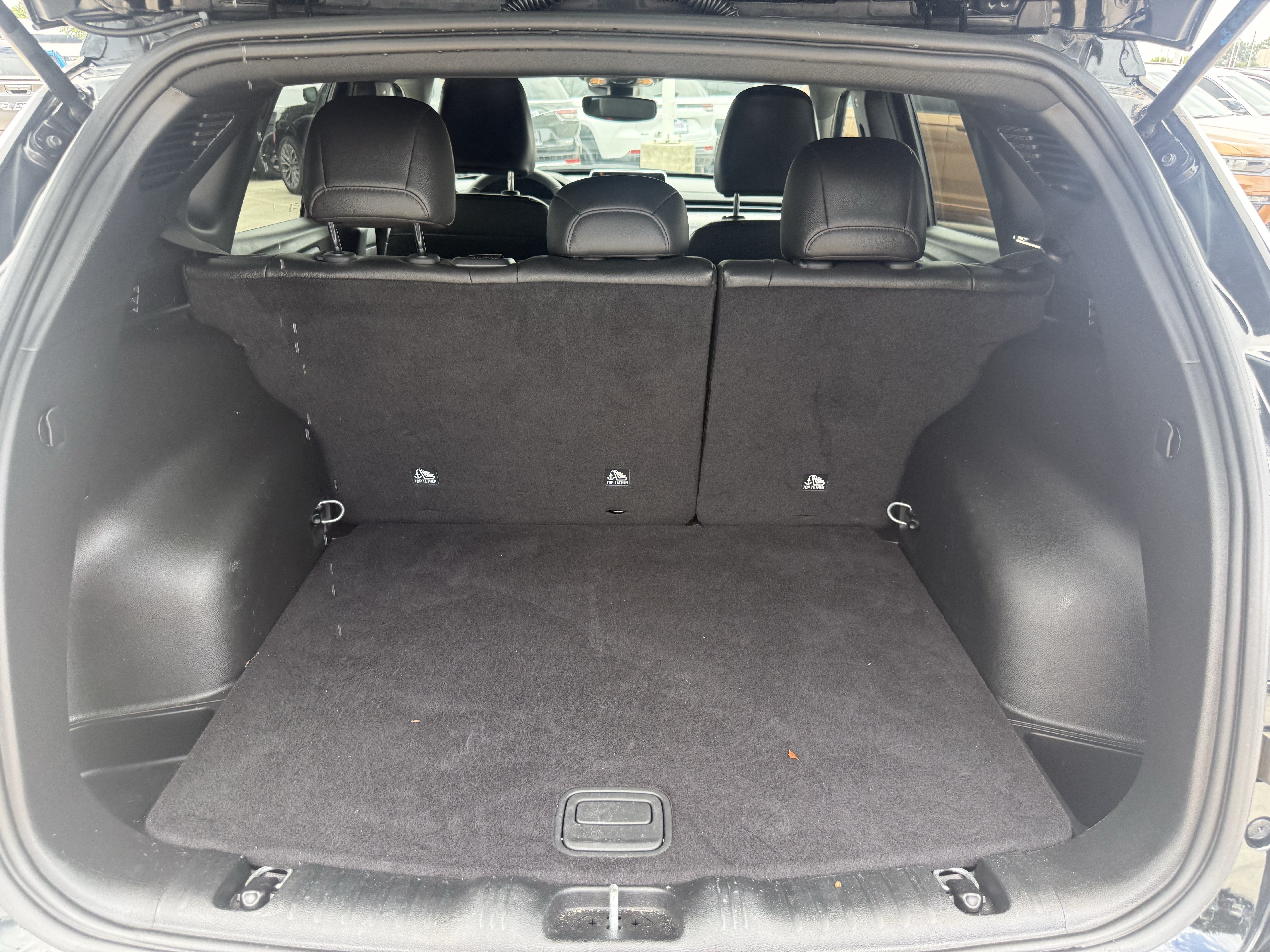 Used 2025 Diamond Black Crystal Pearlcoat Jeep Latitude image 29