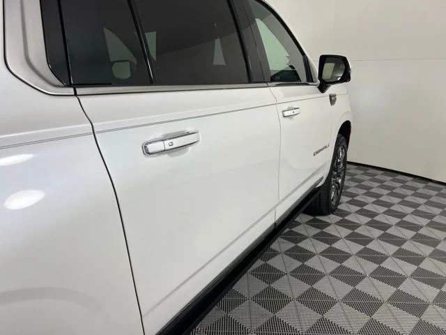 Used 2023 White GMC Denali Ultimate image 9