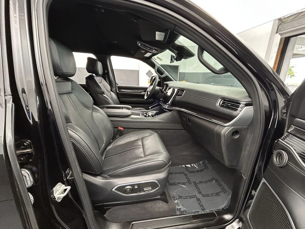Used 2023 Diamond Black Crystal Pearlcoat Jeep Base image 47