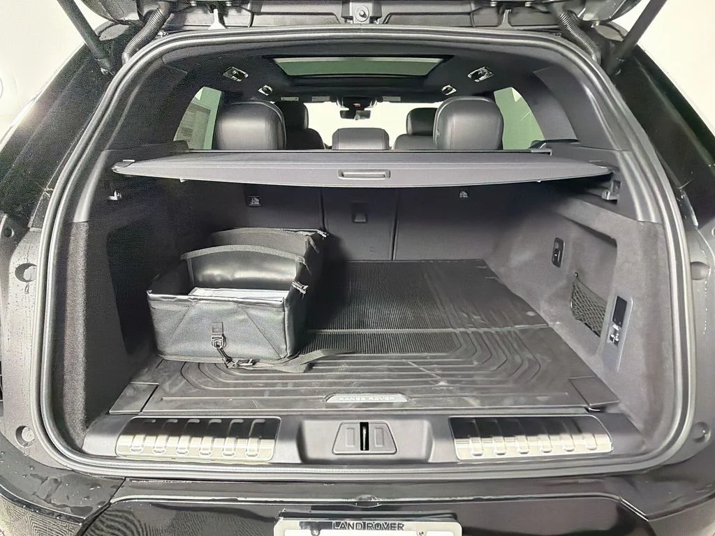 New 2026 Santorini Black Land Rover Dynamic SE image 28