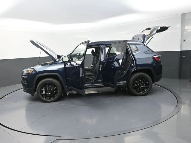 New 2026 Fathom Blue Pearl-Coat Exterior Paint Jeep Latitude image 32