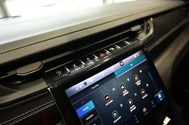 Used 2021  Jeep Overland image 20