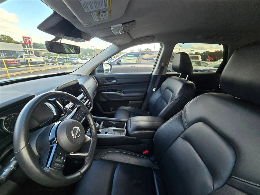 Used 2025 Gray Nissan SL image 4