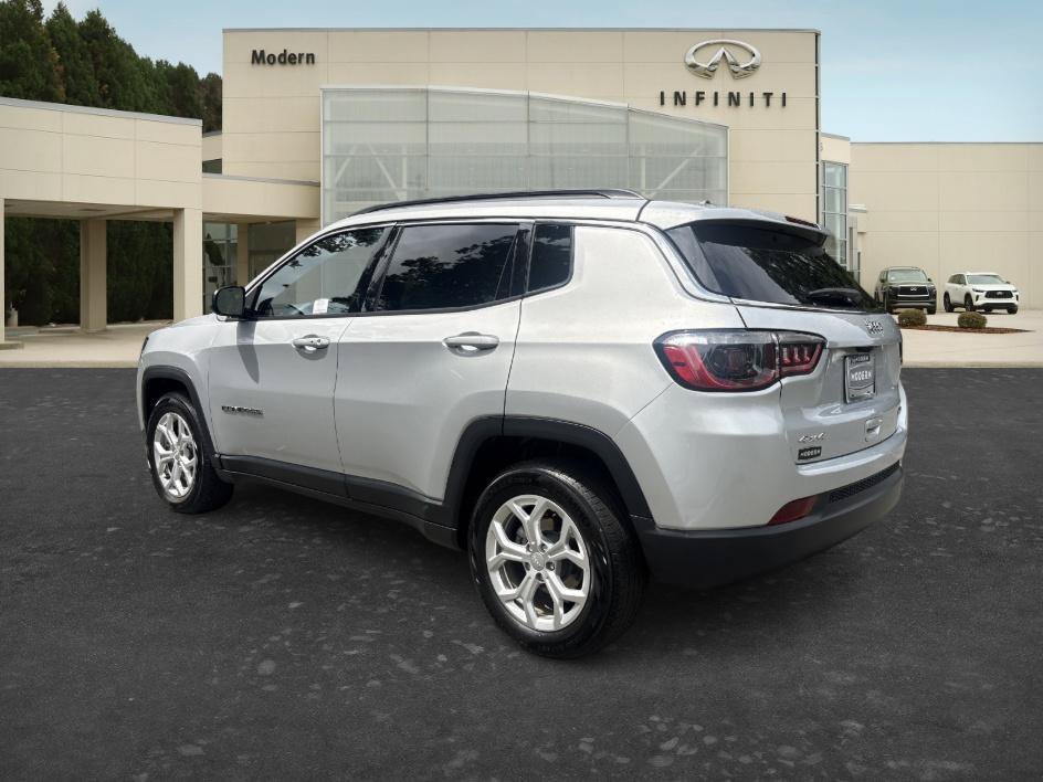Used 2024 Silver Zynith Metallic Clearcoat Jeep Latitude image 6