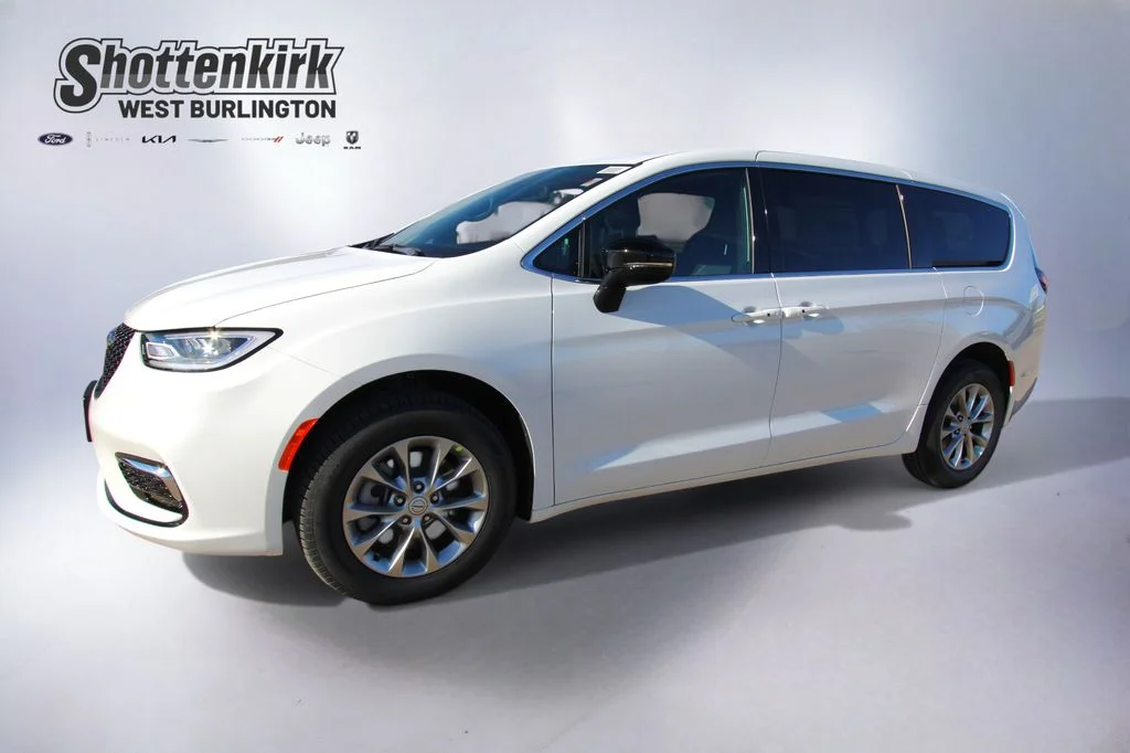 2026 Chrysler Pacifica Select AWD's photo