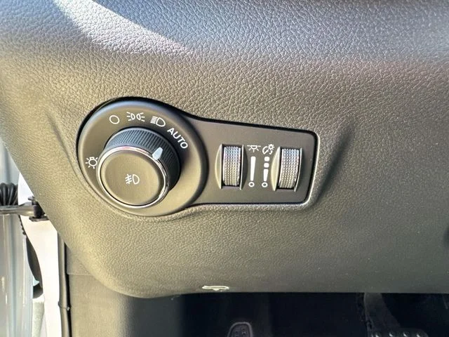 New 2026 Bright White Clear-Coat Exterior Paint Jeep Latitude image 22
