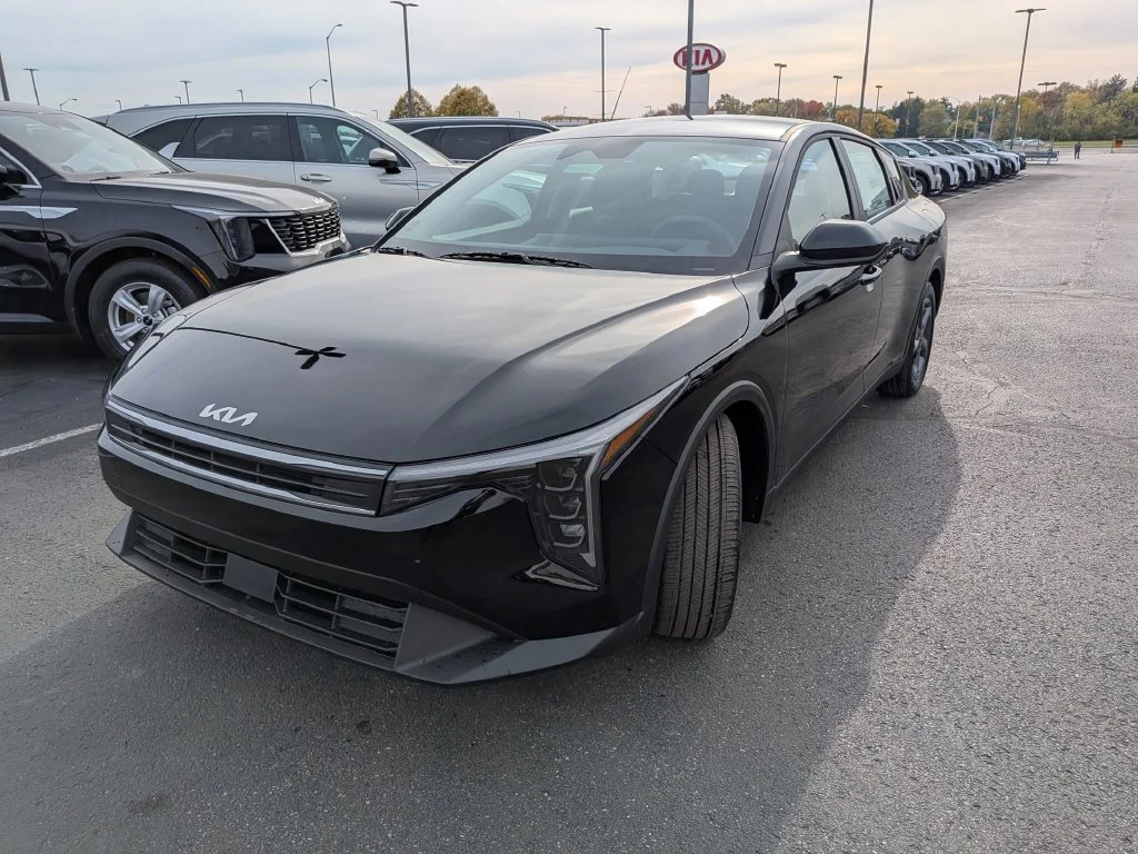 New 2027 Aurora Black Kia LXS image 30