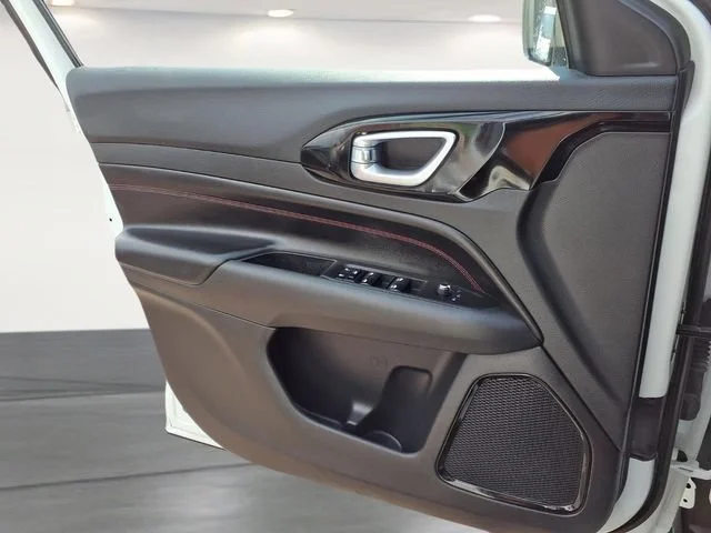 Used 2025  Jeep Trailhawk image 14