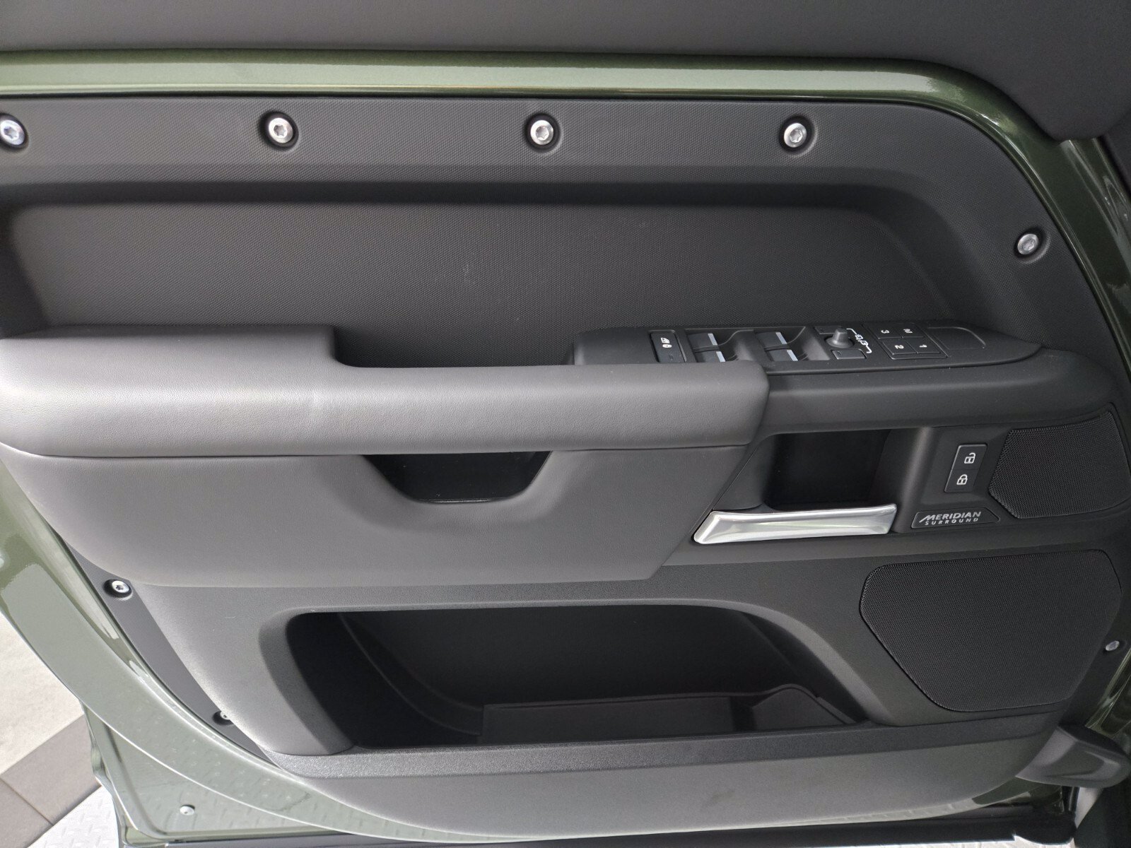 New 2026 Woolstone Green Land Rover X-Dynamic SE image 22