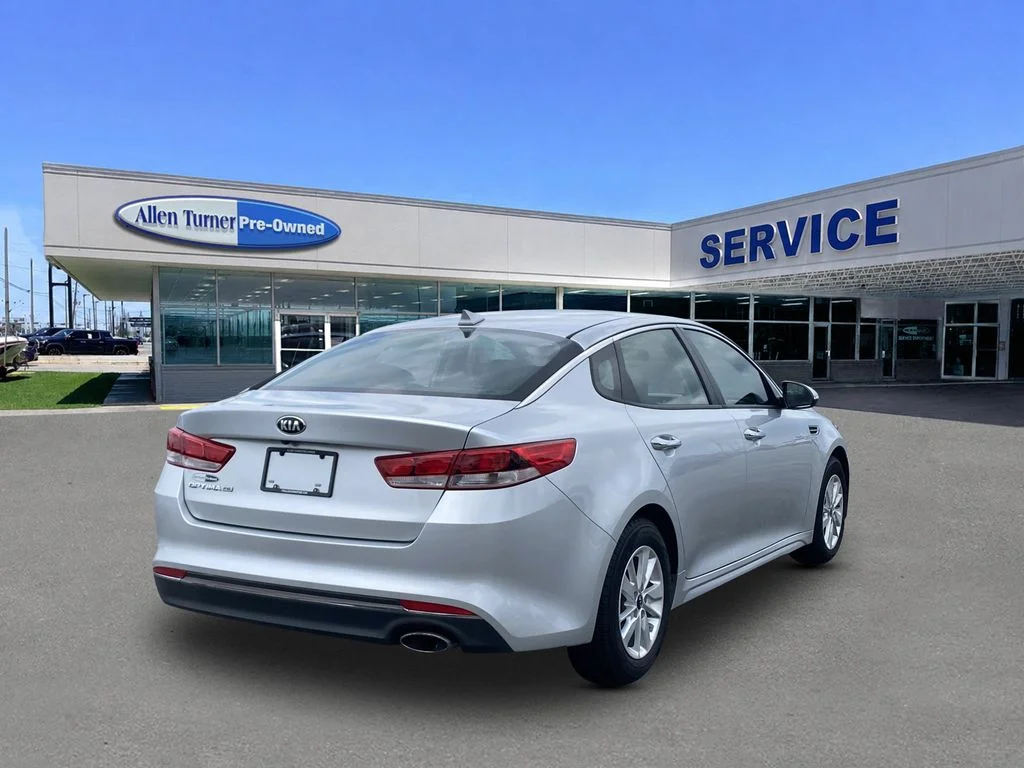 Used 2017 Sparkling Silver Kia LX image 8