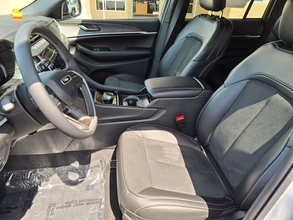 New 2026 Bright White Clear-Coat Exterior Paint Jeep Laredo Altitude image 11
