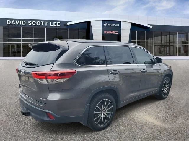 Used 2017 Predawn Gray Mi Toyota XLE image 4