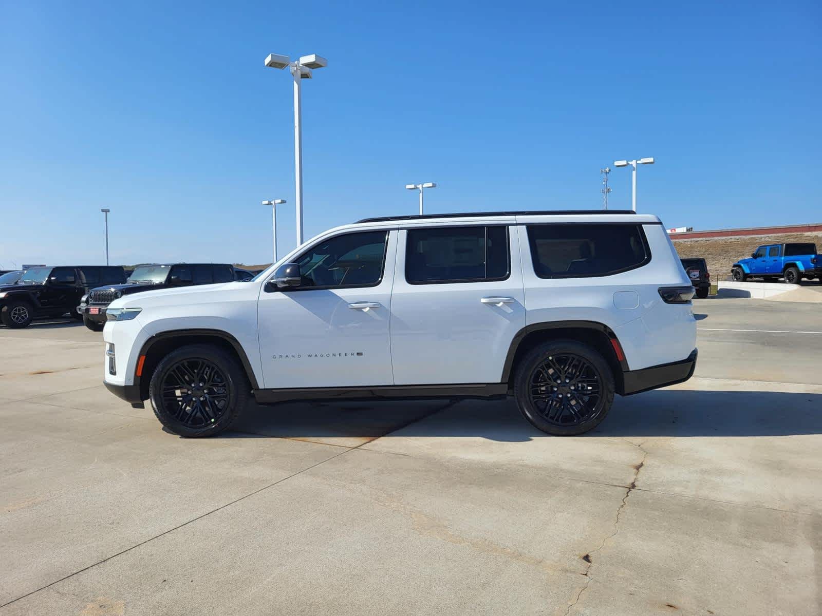 New 2026 Bright White Clear-Coat Exterior Paint Jeep Limited Reserve image 2