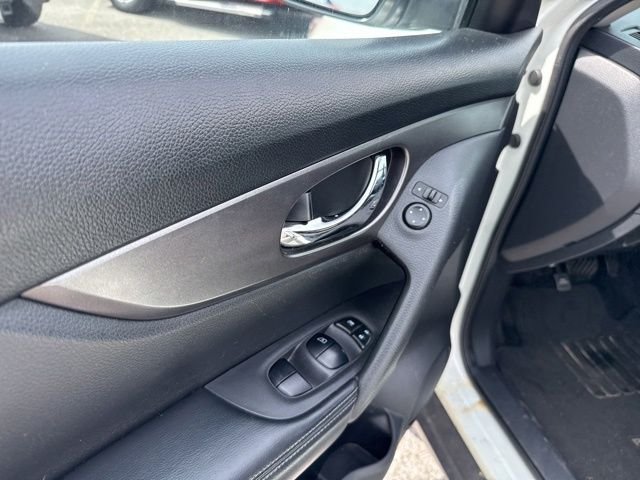 Used 2016 White Nissan SV image 27
