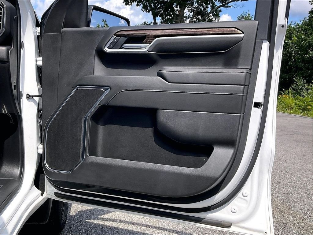 Used 2025 Summit White GMC Elevation image 11