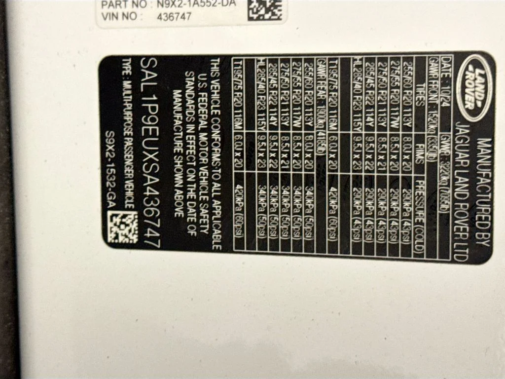 Used 2025 White Land Rover SE image 33