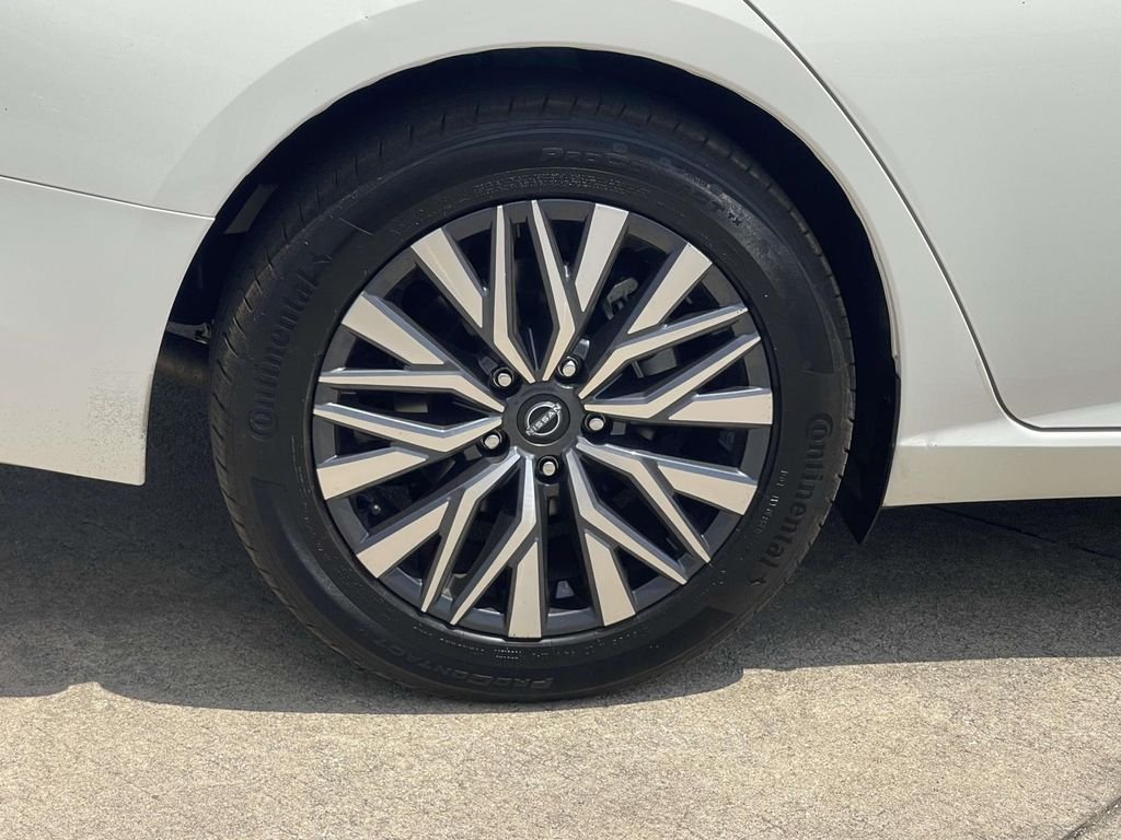 Used 2025 White Nissan 2.5 SV image 7
