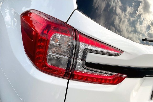 Used 2025 White Subaru Onyx Edition Touring image 25