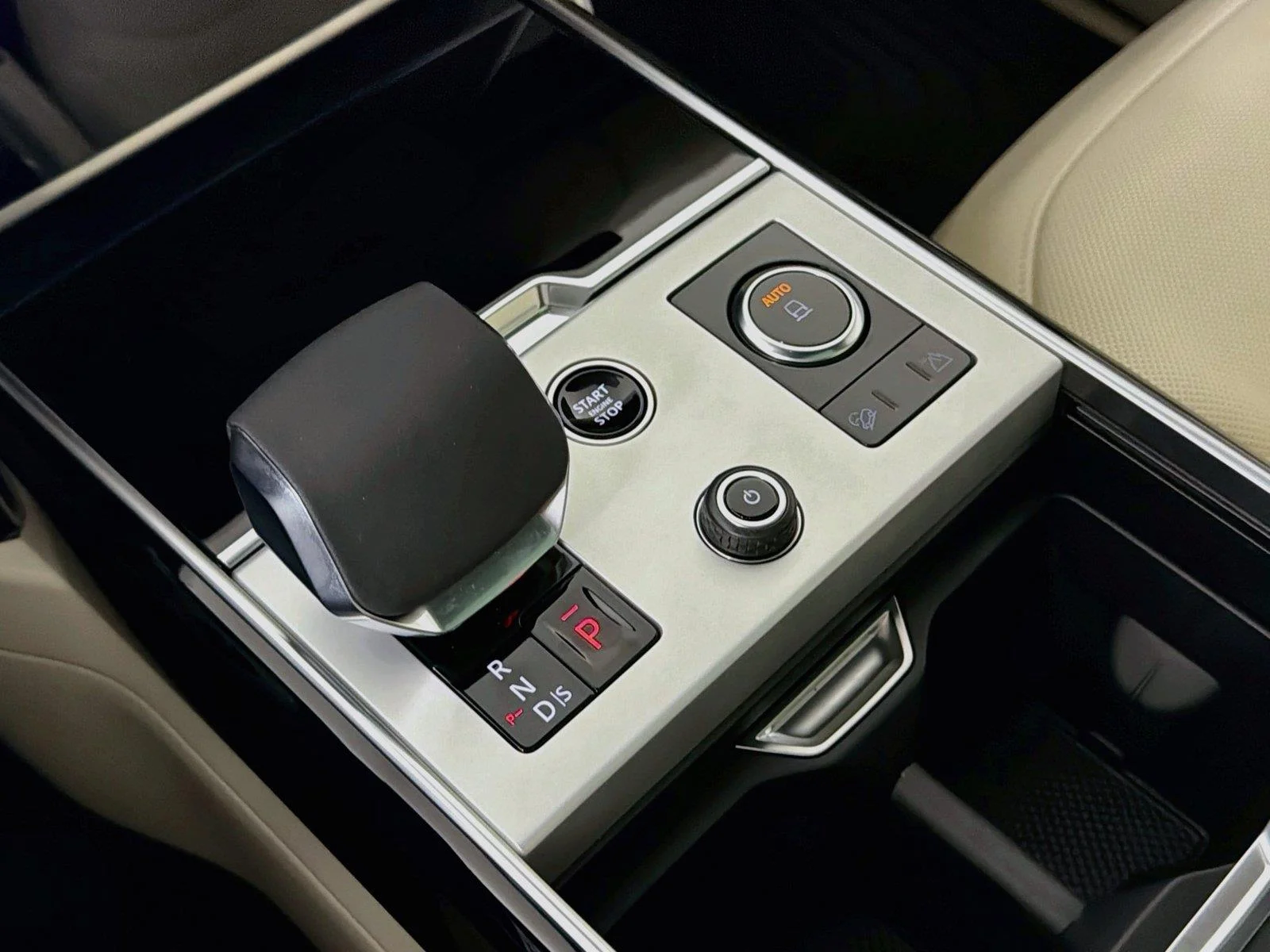 New 2027 Carpathian Grey Land Rover SE image 16