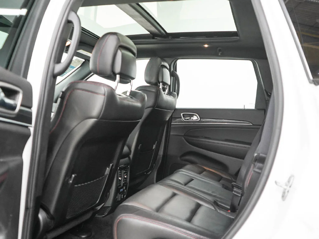Used 2018 Bright White Clearcoat Jeep Trailhawk image 19