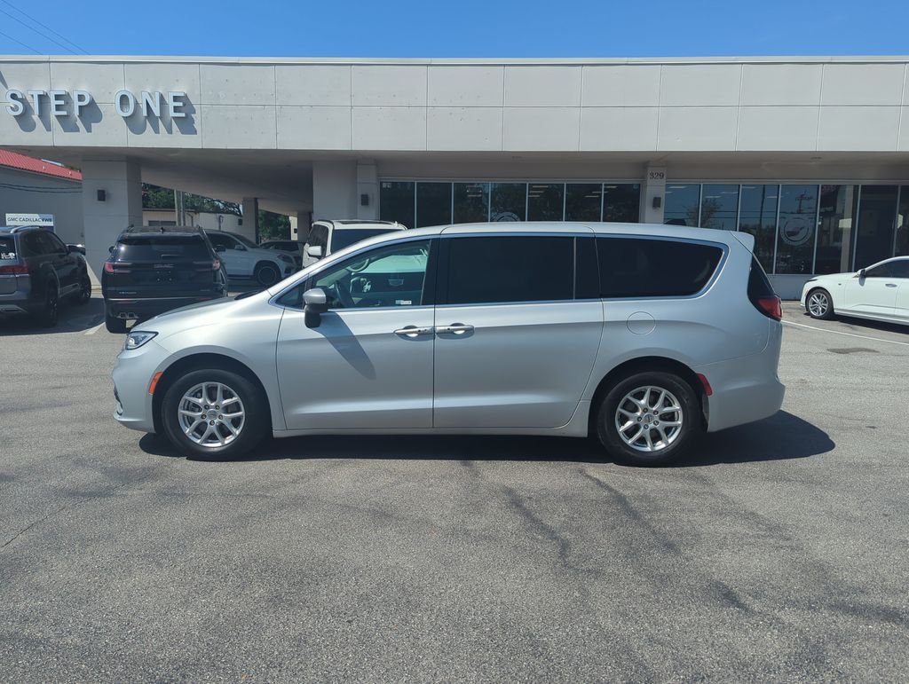 Used 2023 Silver Chrysler Touring L image 3