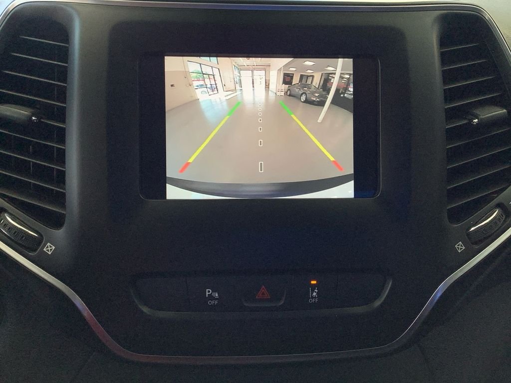 Used 2021 White Jeep Latitude Plus image 26