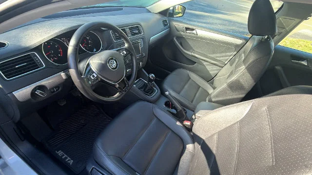 Used 2017  Volkswagen 1.4T SE image 17