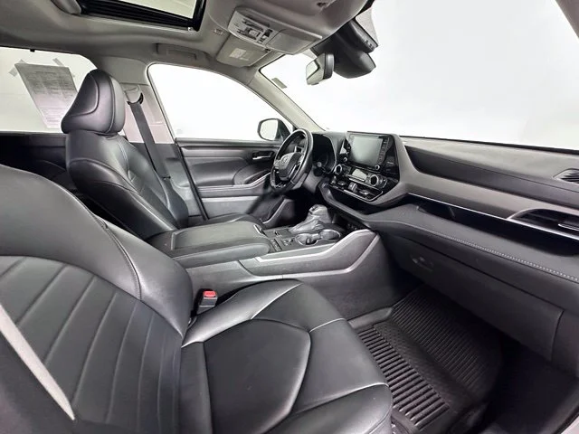Used 2021 Silver Toyota XLE image 30