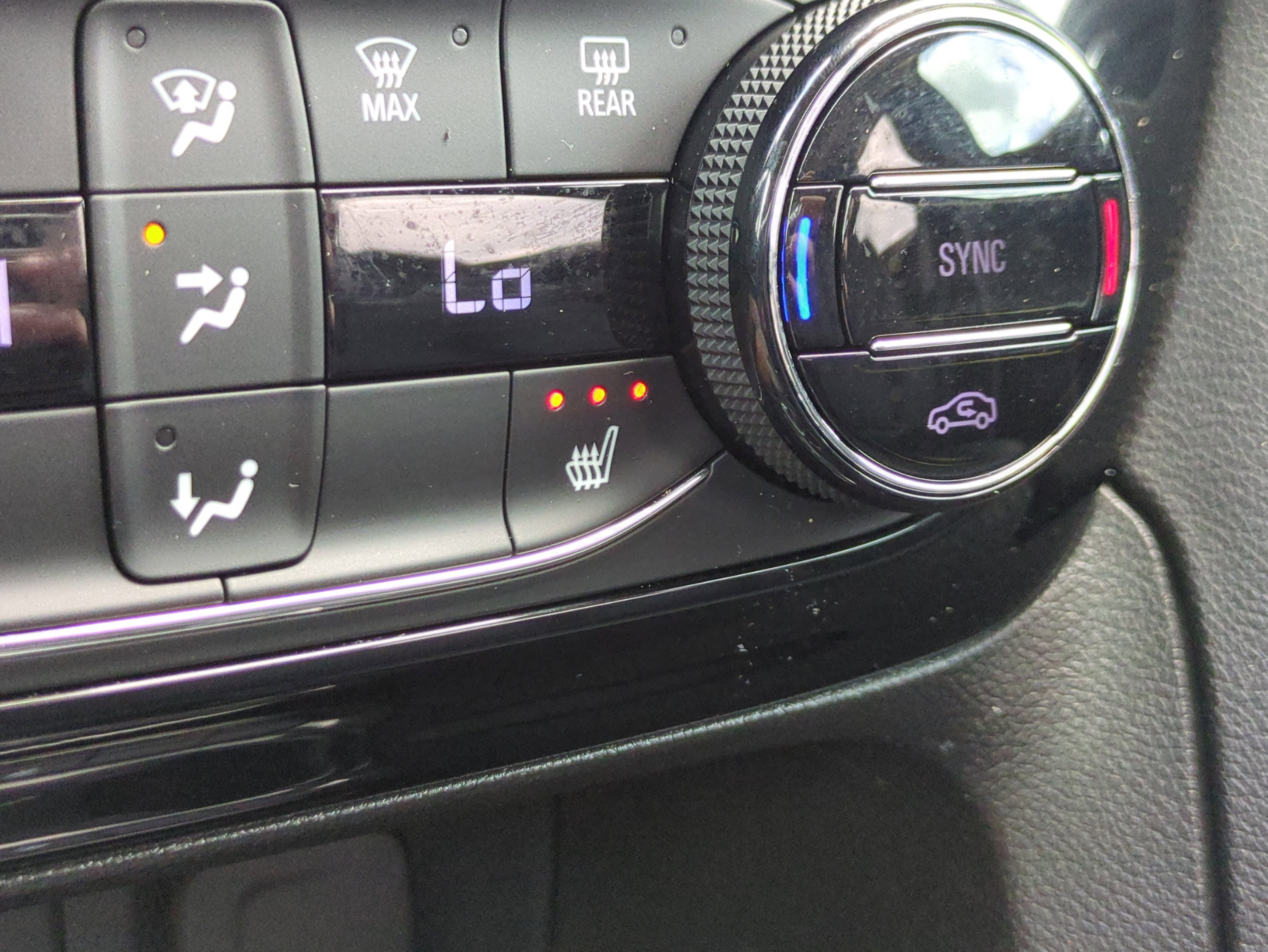 Used 2023 White Frost Tricoat Buick Essence image 25