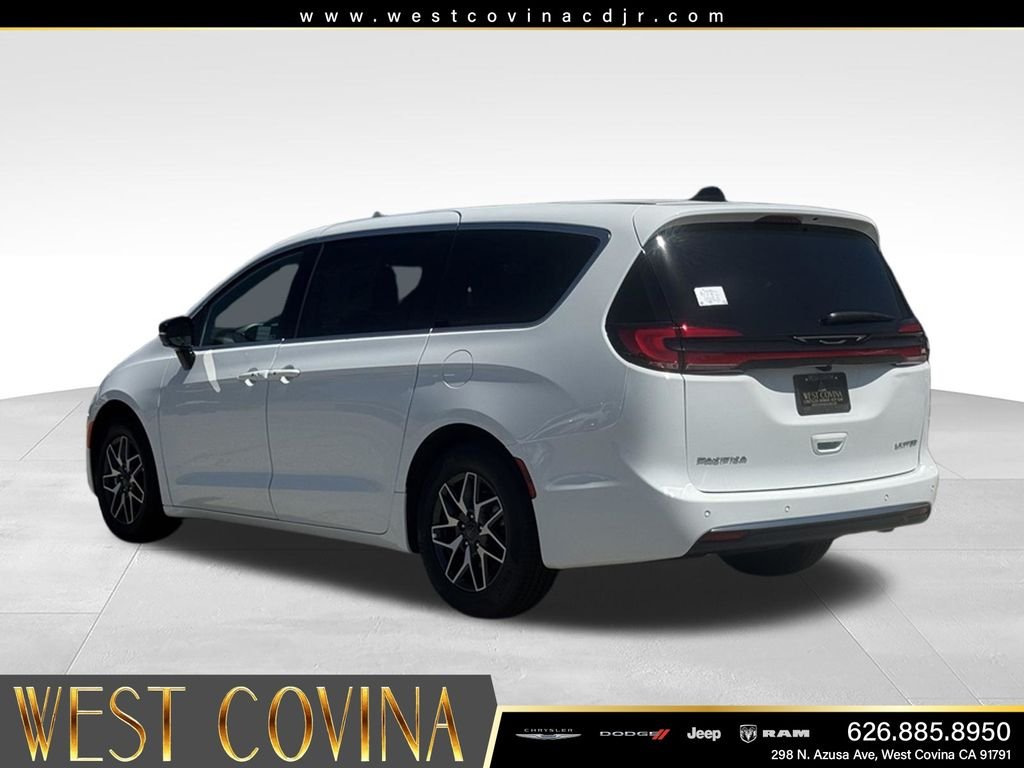 New 2027 Bright White Clear-Coat Exterior Paint Chrysler Limited image 11