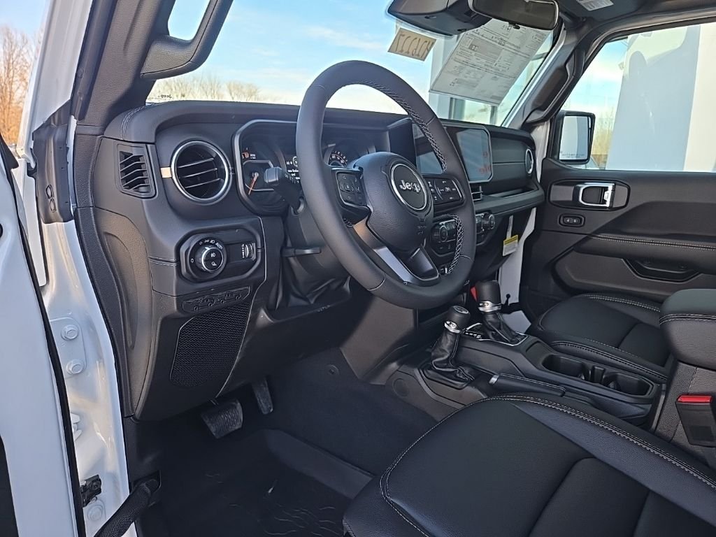New 2026 Bright White Clear-Coat Exterior Paint Jeep Sahara image 38