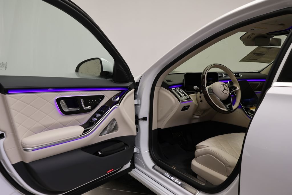 New 2026 MANUFAKTUR Moonlight White Metallic Mercedes-Benz S 580 image 35