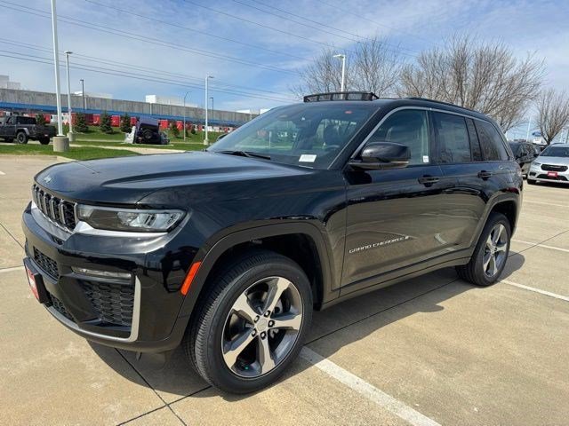 New 2026 Diamond Black Crystal Pearlcoat Jeep Limited image 3
