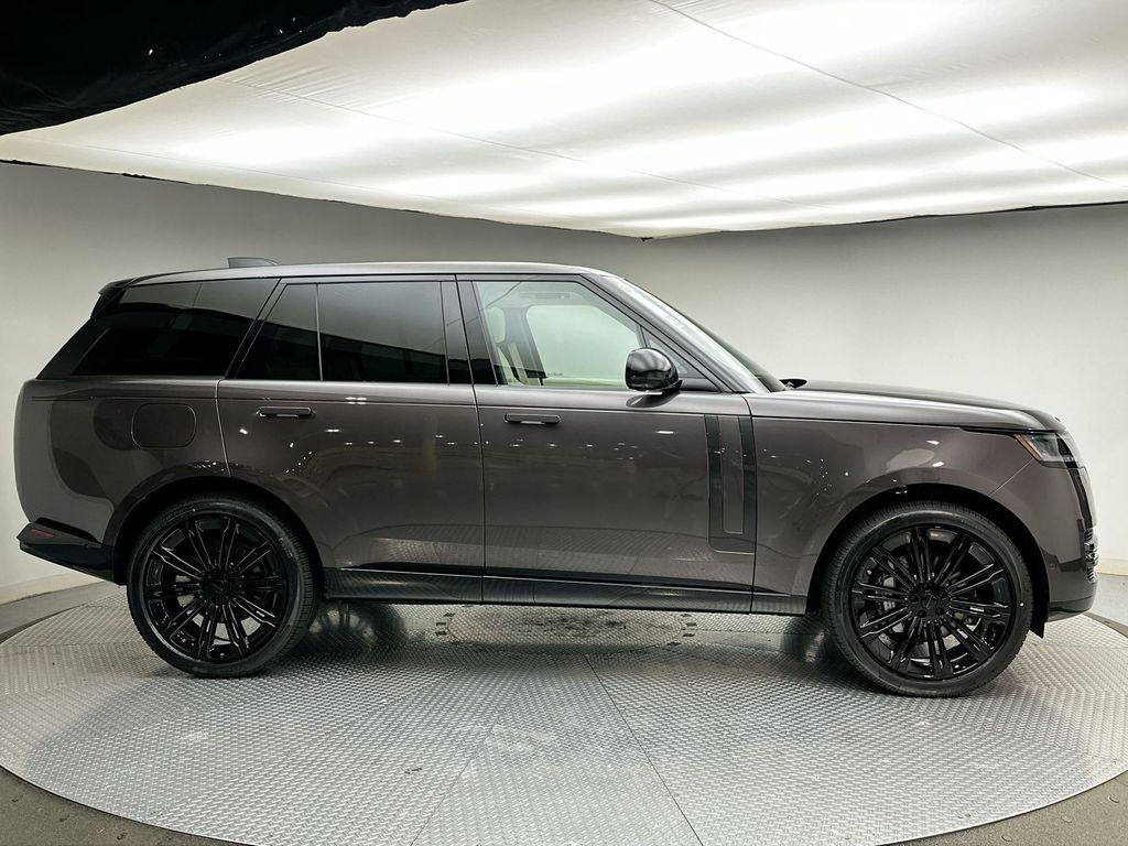 New 2026 Charente Grey Land Rover SE image 4