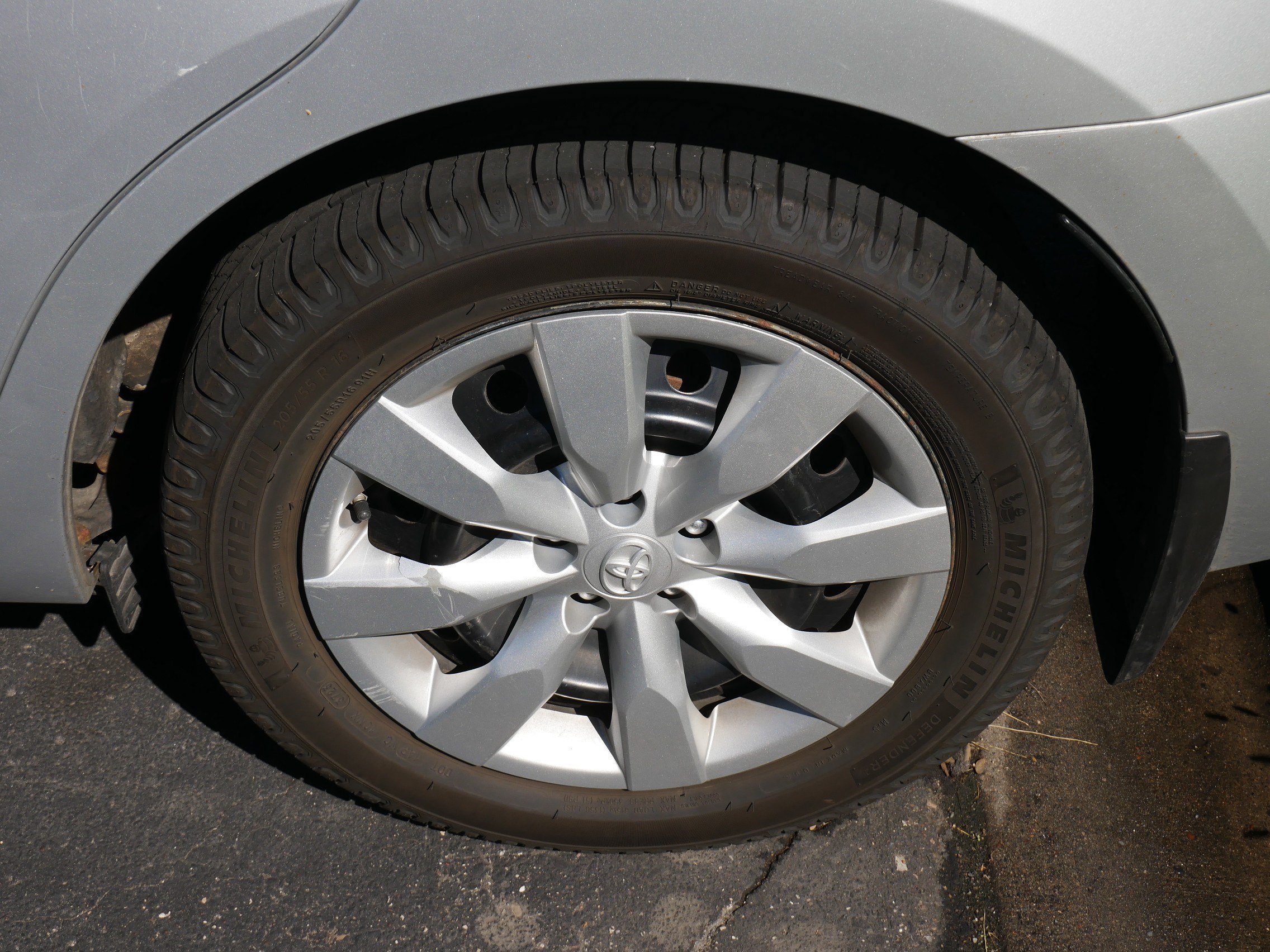Used 2015 Classic Silver Metallic Toyota LE image 8