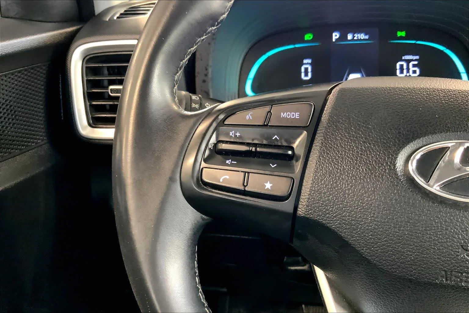 2025 Hyundai Venue SEL - Photo 23