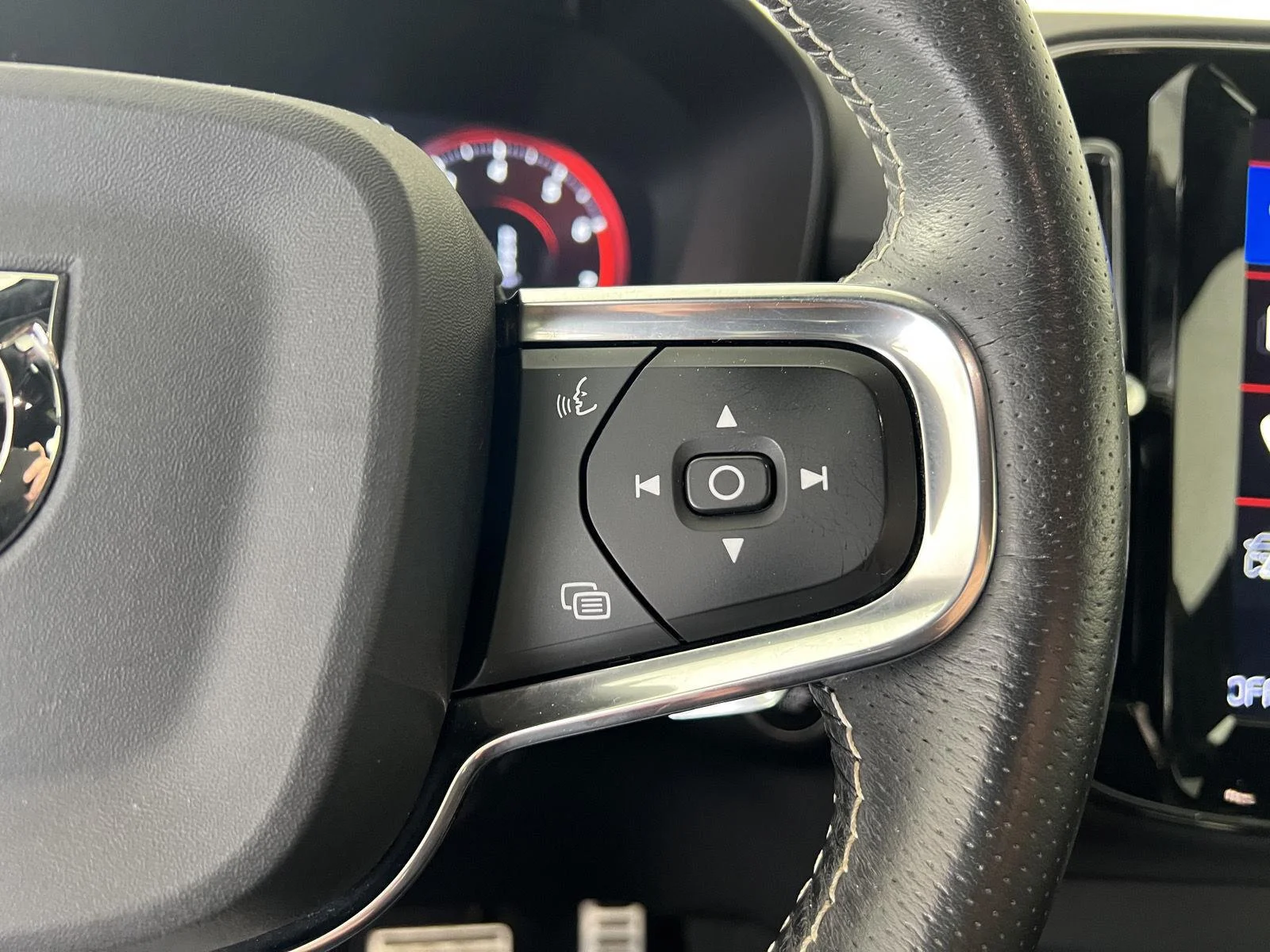 Used 2019 Gy Volvo R-Design image 17