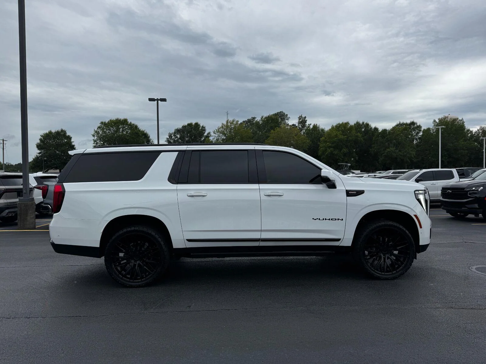 Used 2025 Summit White GMC Elevation image 6