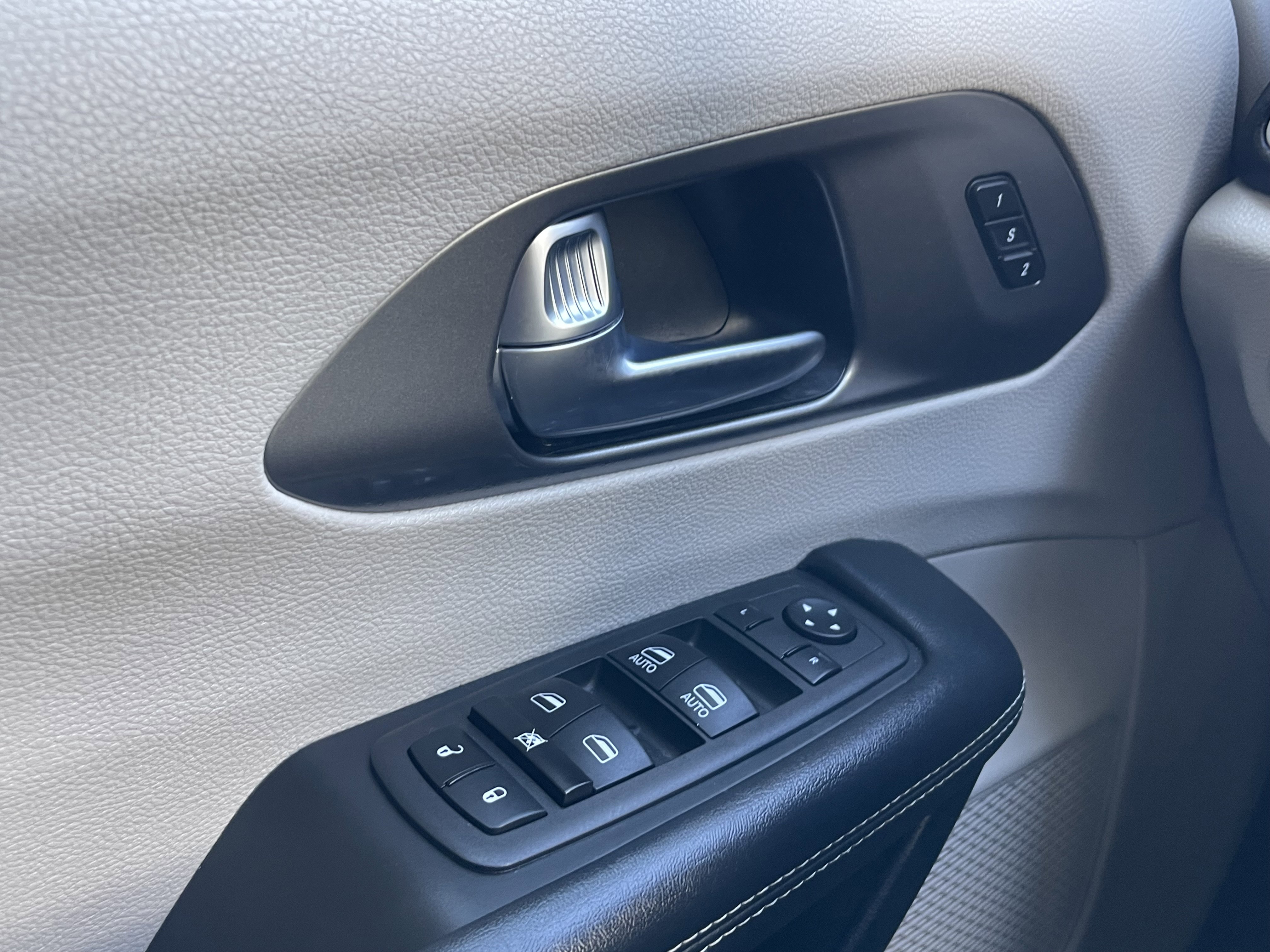 Used 2023 Silver Chrysler Touring L image 39