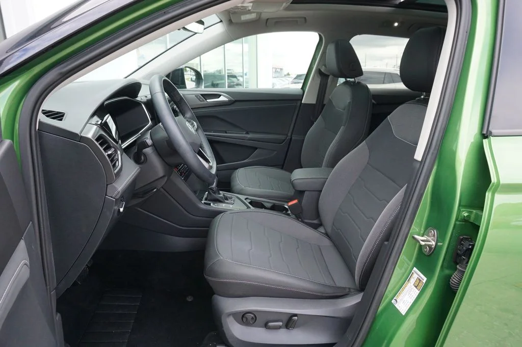 Certified Used 2025 Green Volkswagen 1.5T SE Black image 10